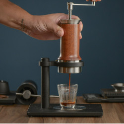 ARAM coffee + stojan (brown)