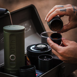 Outin Nano (Forest Green) set - cestovný kávovar + ochranné puzdro