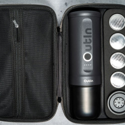Outin Nano (Space grey) set - cestovný kávovar + ochranné puzdro