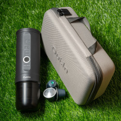 Outin Nano (Space grey) set - cestovný kávovar + ochranné puzdro