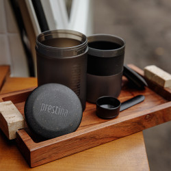 Wacaco Prestina (coal black) – prenosný kávovar s integrovanou šálkou